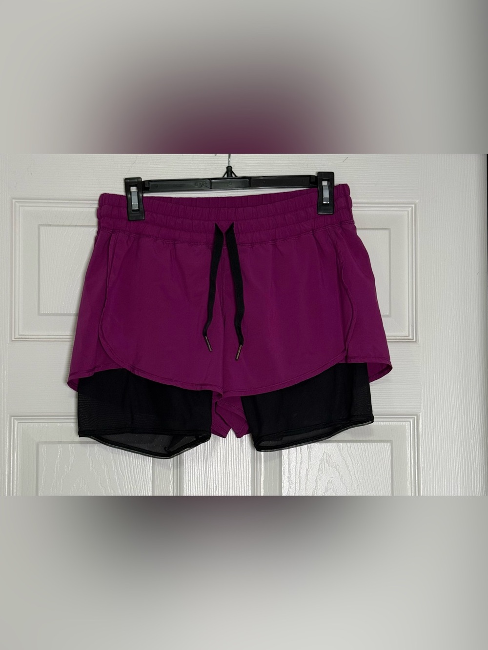 Lululemon Hot to Street Shorts in a Regal Plum built-in Black Mesh Liner Size 8 - Picture 3 of 10